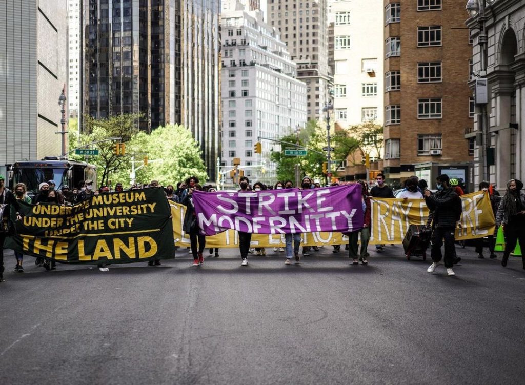 激進分子的計劃使MoMA內部開展反對有毒慈善事業的遊行因暴力衝突而告終