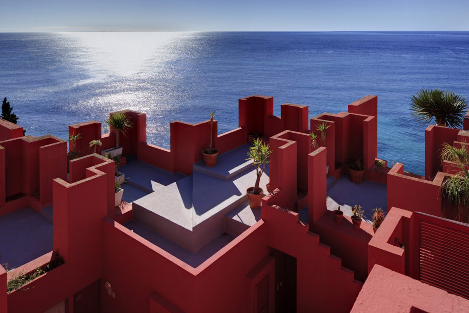 《魷魚遊戲》迷宮真實版地標：西班牙 La Muralla Roja 能夠互相凝望的螺旋樓梯